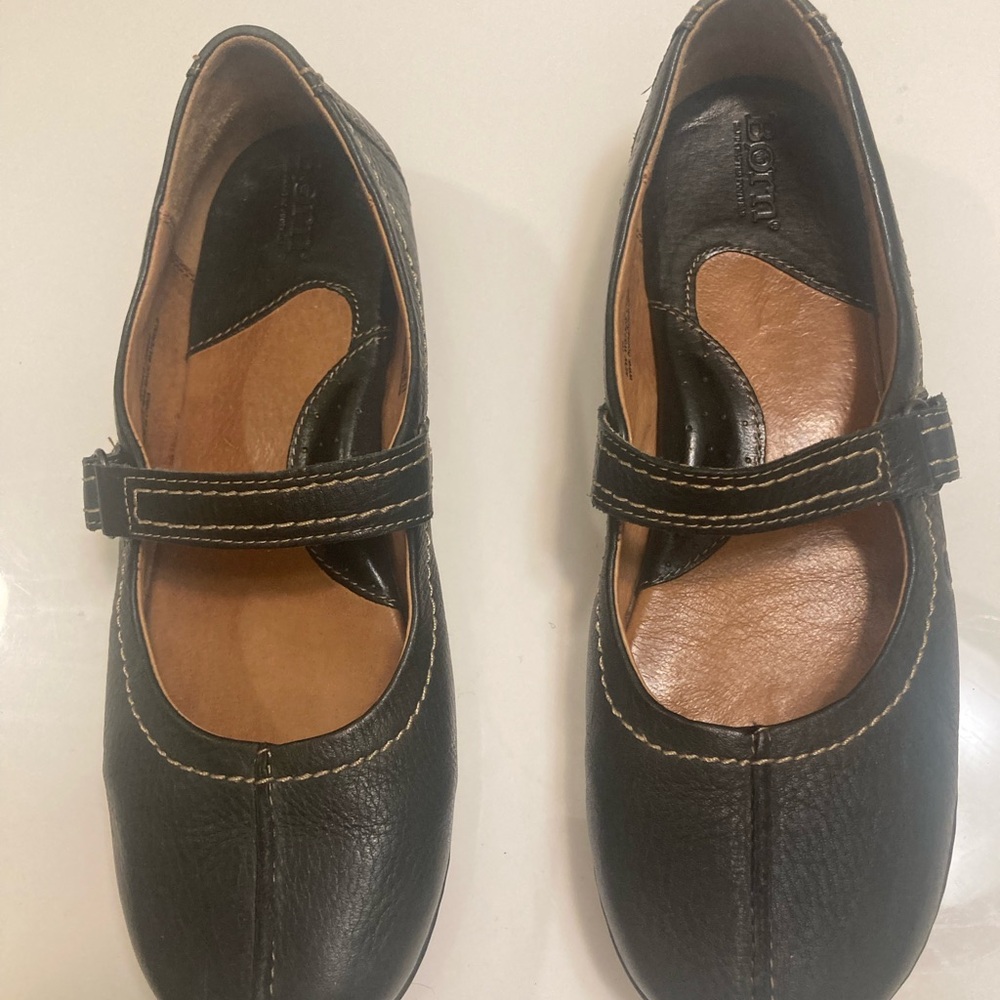 Chocolate brown shoes
Size 10 and euro 42. Leather